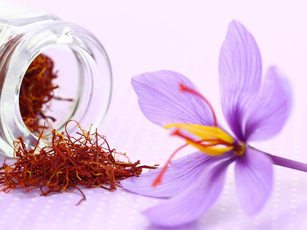 Cách làm mặt nạ nhuỵ hoa nghệ tây saffron